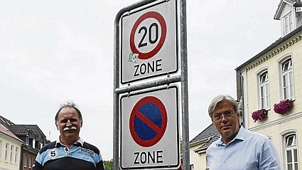 Eckhard Langanke (l.) und Matthias Grube wollen das Tempo der Autos auf dem Marktplatz erfassen.